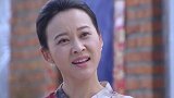 大爷得知儿子私自领证 气急败坏当街教训他