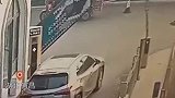 小车出小区时因避让车辆停下，因车轮已过地感线停车杆突降