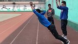 比立定跳远，输了的给大家买脉动，后面这个东莞小哥哥不地道啊！