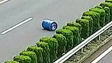 大铁桶遗落在高速路上