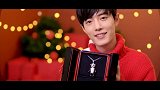 肖战惊喜现身圣诞树上的Qeelin王国，大红色毛衣很是帅气
