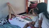 儿子和女儿给妈妈压腿做仰卧起坐，眼前这一幕太逗了，体力太差了