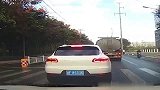 人行道仅几米距离，却穿车而过酿事故