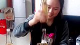 女朋友跟风，摩擦两瓶啤酒，一瞬间啤酒就冒出泡沫！