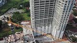 男子河边钓鱼，水面浮现“黑影”，大家伙上钩了！