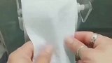 大妈将卷纸，卷成了玫瑰花的形状