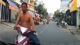 路遇恶霸骑摩托站路中央，司机好脾气选择绕道，遇到路怒症就惨了