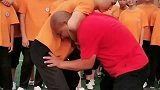 武僧现场演示少林擒拿手，一招一式都有讲究！