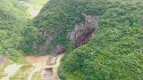 广西有个奇特的地方，公路河流穿洞而过，是当地的网红打卡点
