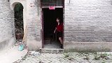 大嫂在婆婆家拿月饼，没想却被俩弟媳发现，这下可摊上事了
