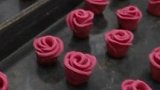 江苏淮安：有心！高校男生为女生制作800朵玫瑰曲奇