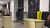 体育生在宿舍用两张桌子，隔空对打乒乓球