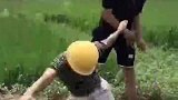两个大小伙子之间的见面真是有意思
