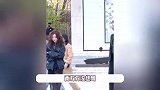 33岁周冬雨活动妆造再翻车，卷发潦草眼袋明显，衣服全靠脸在撑