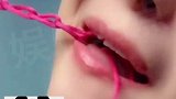 女孩用舌头编绳速度惊人，网友神评：舌尖上的缝纫机