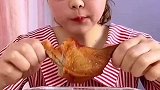 丝瓜鸡蛋拌饭超好吃，不过吃前先来个鸡腿