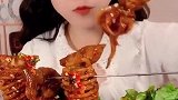 小姐姐直播吃鱿鱼，一个接着一个的吃，是我向往的生活