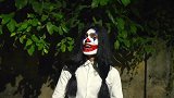 恶作剧：小哥假扮成恶魔，把路人吓着跑