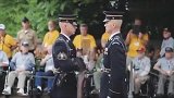 国外士兵步枪交接仪式，配上音效看，笑得脸抽搐