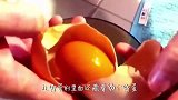 男子发现几颗鸡蛋，敲碎后竟出来一条条鱼苗，鸡蛋出轨了！