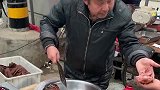 这位老大爷很善良，给了流浪汉每人一大块肉，旁边的奶奶都馋了！