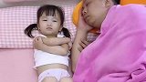当爸爸发现闺女没盖被子时，连忙拉过被子