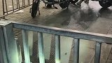 女子跟着别人进停车场停车，结果取车时出不去了