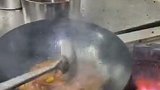 #两极穿越龙江行｜赫哲族传统食鱼“酱炖牛尾巴”是他们的特色菜肴之一。其注重食材的原味和酱料的运用，具有浓郁的渔猎民族风味。