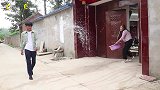 爆笑喜剧：小伙被泼水强硬要求索赔，不料姑娘一招制敌，太搞笑了