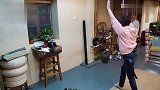 男明星耍帅翻车名场面，彭昱畅倒立失败顺势躺下，王嘉尔跳舞太酷