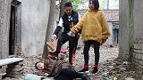 母亲偏心，拆迁款全给小儿子，不给大儿子一分，结局自尝恶果