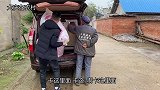 娘家妈妈来闺女家住了，刚进门女婿慌忙去迎接，这下又热闹了