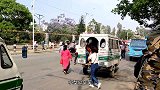 实拍尼泊尔首都公交车，疯狂和印度有的一拼，看起来像飞车党