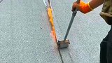 铺油毡的师傅工作，加热后的油毡直接按住，下雨也不会出现漏水！