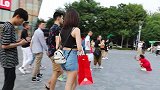 街拍，夏天的北京，妹子穿吊带自信逛街