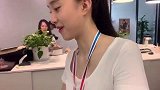 新入职的漂亮策划受热烈欢迎，老员工撩的小姐姐开心不已