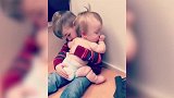 小男孩抱着妹妹哄她睡觉, 这个宠爱的画面太暖了