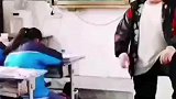 一身正气感染了所有人，老师站教室门口半天不忍打扰