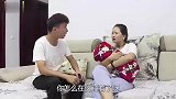农村婆婆照顾儿媳坐月子，端饭时听到夫妻俩对话，婆婆含泪跑回家