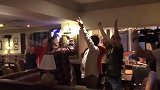 欧联杯-1617赛季-球迷放声歌唱庆祝曼联夺冠 总有那么一批人在一直守候-新闻