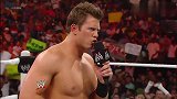 WWE米兹挑衅毒蛇兰迪，兰迪人狠话不多，上来就是一个RKO教