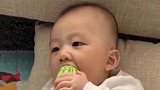 这个妈妈太坏了，当看到宝宝吃苦瓜后的表情，笑坏了爸爸！