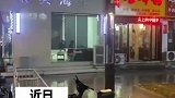 男子坐店内以为在弹钢琴，凑近一看原来在给人洗头
