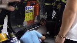 上海一2岁多女童乘自动扶梯摔倒 瞬间被死死"咬住"险失右臂