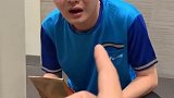 居然在厕所点外卖吃，真的太狠了