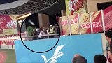 中超-权健球迷冲破安保防线 助跑投掷水瓶砸向客队看台-专题