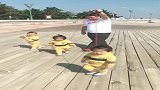 爸爸带三胞胎出去玩，这波操作我是服了