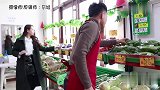 美女超市买韭菜，给老板表演学狗叫，太逗了