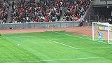 球迷实拍王钰栋主罚点球稳稳命中