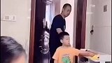 爸爸见势不妙立马逃开